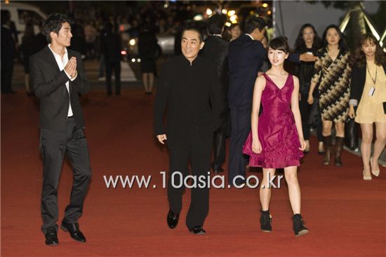 [PHOTO] Zhang Yimou and actors walk PIFF red carpet
