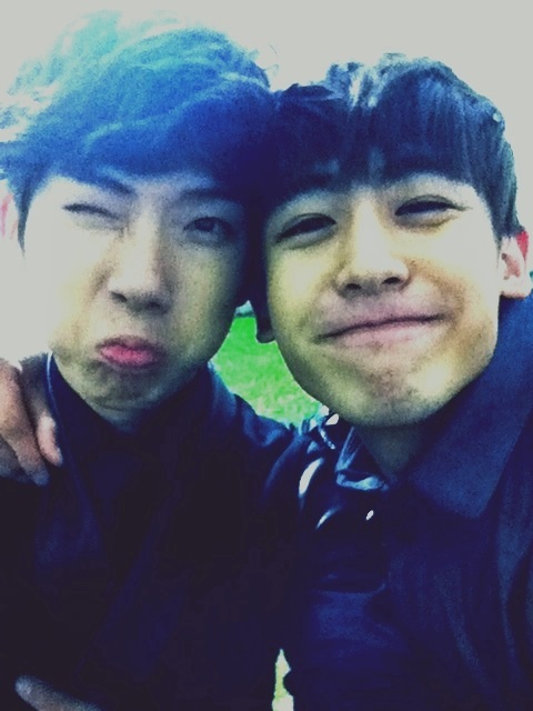 2AM member Jo Kwon (left) and 2PM member Nichkhun (right) [Official Jo Kwon Twitter site]