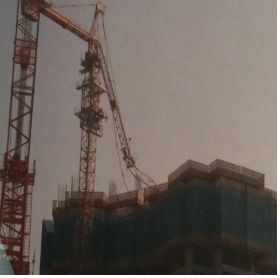 지난 6일 서교동 G2 자이 건설현장에서 타워크레인 붐대가 엿가락처럼 구부러져 건물에 걸쳐있다.