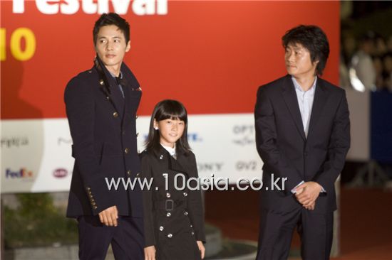 Actor Won Bin, actress Kim Sae-ron and director Lee Jeong-beom of film "The Man from Nowhere" walk the red carpet of the opening ceremony for the 15th Pusan International Film Festival (PIFF) in Busan, South Korea on October 7, 2010. [Chae Ki-won/10Asia]