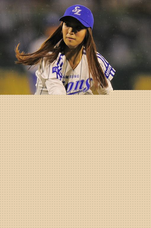 [포토]씨스타 보라, 선수 못지 않은 투구