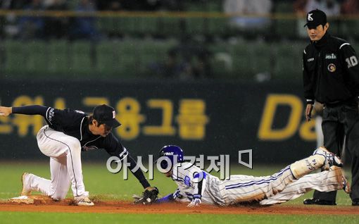 [포토]오재원 '아웃이야'