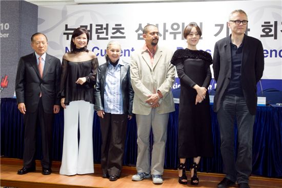 From left, head of festival Kim Dong-ho, Taiwanese actress Yang Kuei Mei, Japanese costume designer Wada Emi, Indian director Murali Nair, Korean actress Kim Yun-jin and Berlin's International Forum head Christoph Terhechte poses during a photocall of a press conference at the Haeundae Grand Hotel in Busan, South Korea on October 8, 2010. [PIFF]