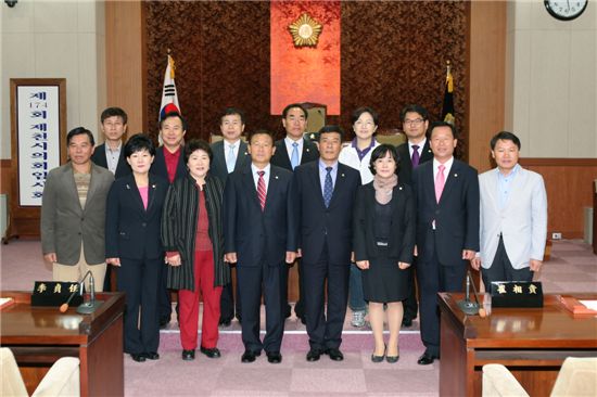 서울 중구의원들이 제천시의회를 방문했다.