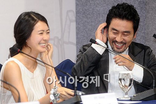 영화 '된장'의 이요원(왼쪽), 류승룡이 8일 오후 부산 해운대 그랜드호텔에서 열린 기자회견에서 활짝 웃고 있다.