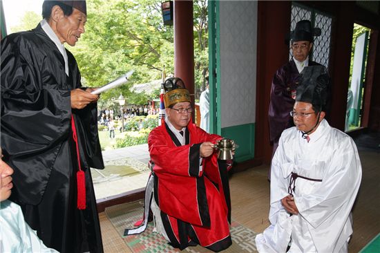 문충실 동작구청장이 헌작례 순서에서 초헌관 역할을 하며 사육신 충절을 기렸다.