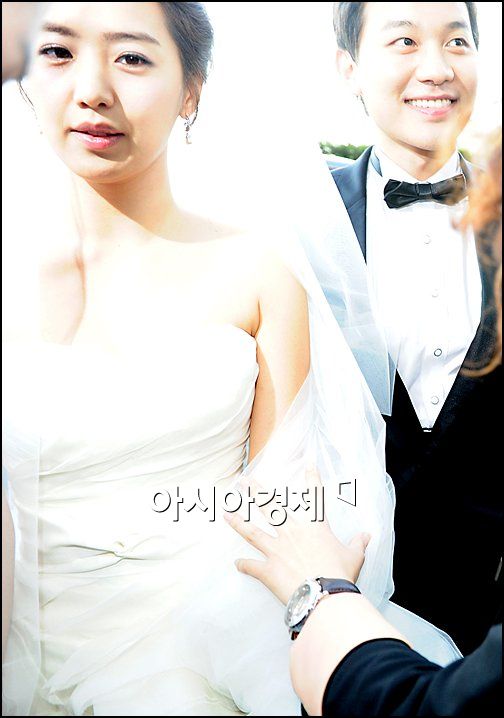 MBC 김정근 아나운서가 아내인 이지애 전 KBS 아나운서를 향한 애정을 드러냈다.  
