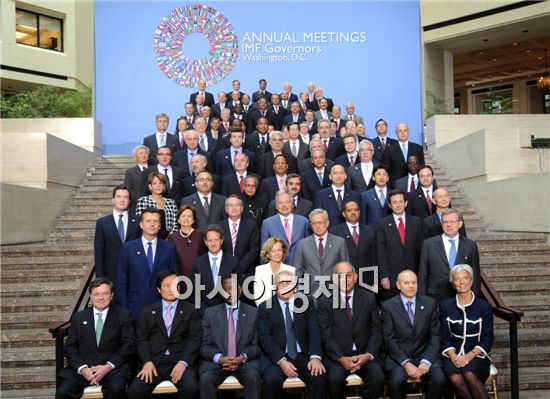 첫 줄 왼쪽에서 두 번째 윤증현 재정부 장관. 가운데 도미니크 스트라우스 칸 국제통화기금(IMF) 총재.