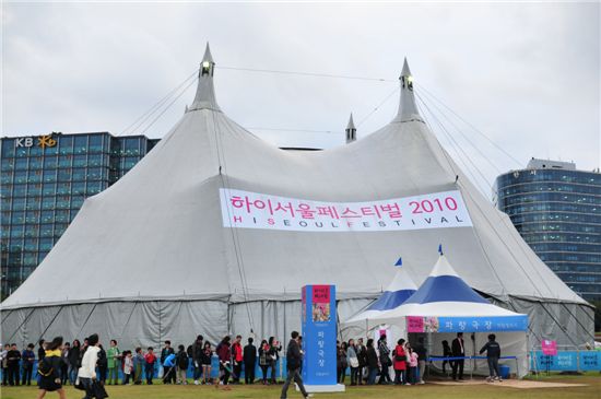 여의도한강공원 빅탑빌리지 '파랑극장'으로 입장하는 시민들