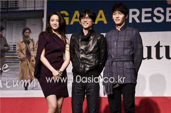From left, Chinese actress Tang Wei, Korean director Kim Tae-yong and Korean actor Hyun Bin pose during a photocall of the press conference for film "Late Autumn" held at the Cultural Hall in Centum City's Shinsegae Department Store in Busan, South Korea on October 8, 2010. [Chae Ki-won/10Asia]