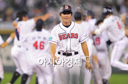 [포토]김민호 코치 '두산이 이겼어요'