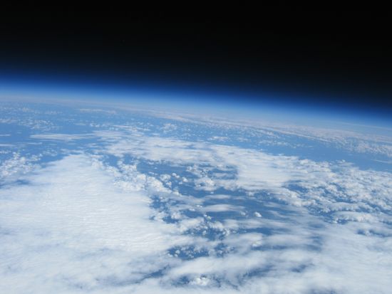 충남대 학생 4명이 10만원 디카를 헬륨풍선에 매달아 띄워 찍은 대기권 사진.