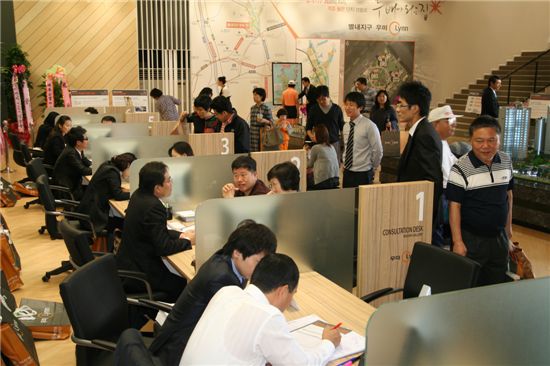 상담부스가 가득차 있어 상담을 위해 기다리는 관람객 모습.