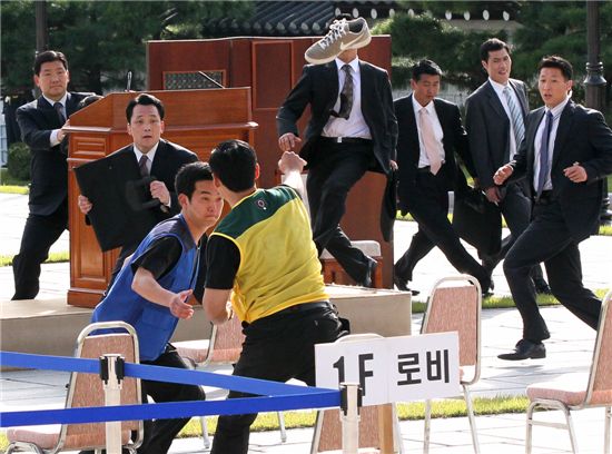 G20정상회의 경호안전통제단이 최근 브리핑을 갖고 경호 시범을 보이고 있다.