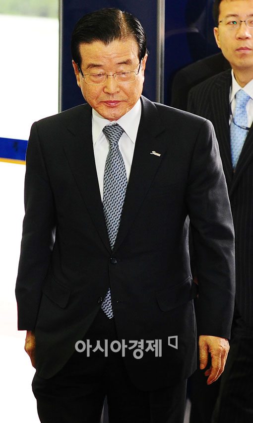 [포토] 고개숙인 라응찬 회장