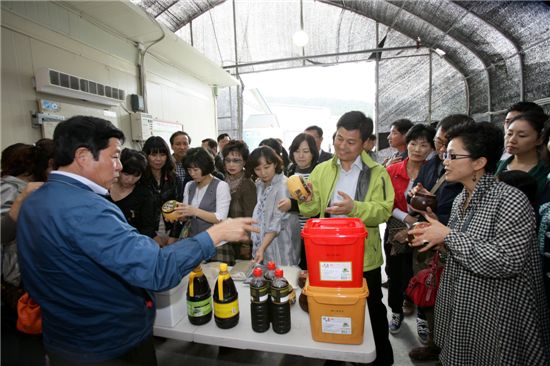 김영배 성북구청장이 친환경 쌀 생산지를 견학했다.