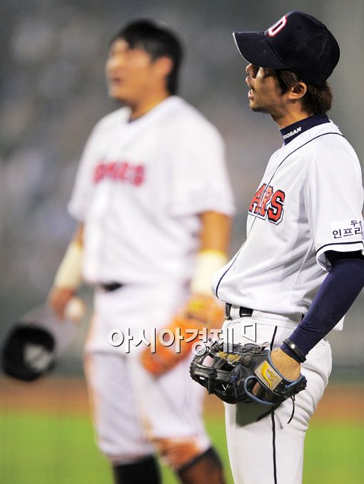 김경문 감독, 1루심 내야안타 판정에 강력한 항의