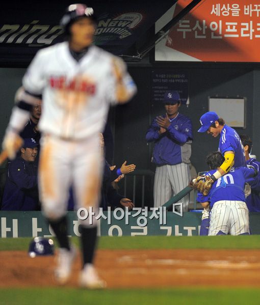 [포토]진갑용-조동찬 '우리가 아웃 시켰어'
