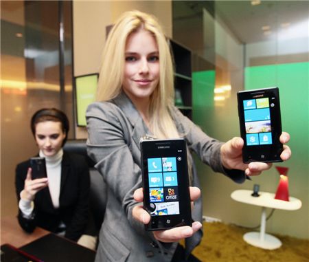 삼성전자는 11일(현지시간) 미국 뉴욕에서 열린 마이크로소프트 주관 윈도폰7 런칭 행사를 통해 '옴니아7(GT-I8700)'을 공개했다.