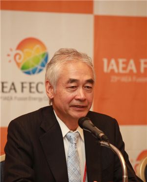 11일 개막한 IAEA FEC 2010에서 기자회견중인 모토지마 오사무 ITER 사무총장. 