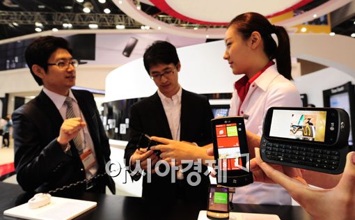 [포토] '윈도우7 스마폰 보러 왔습니다~'
