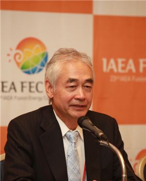 IAEA FEC 2010에 참석한 모토지마 오사무 ITER 사무총장. 모토지마 사무총장은 핵융합에너지 실현 시점을 묻는 질문에 "30년 내 가능할 것"이라는 입장을 밝혔다. 