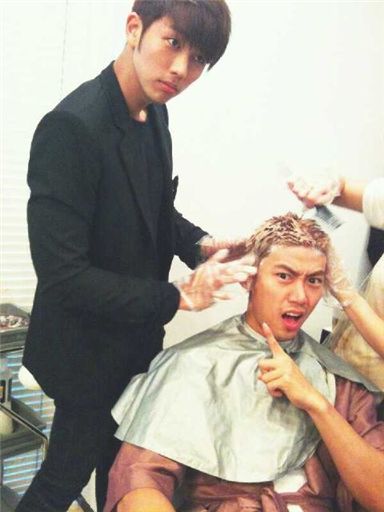 2AM member Seulong coloring 2PM member Taecyeon's hair. [Official Seulong Twitter site]