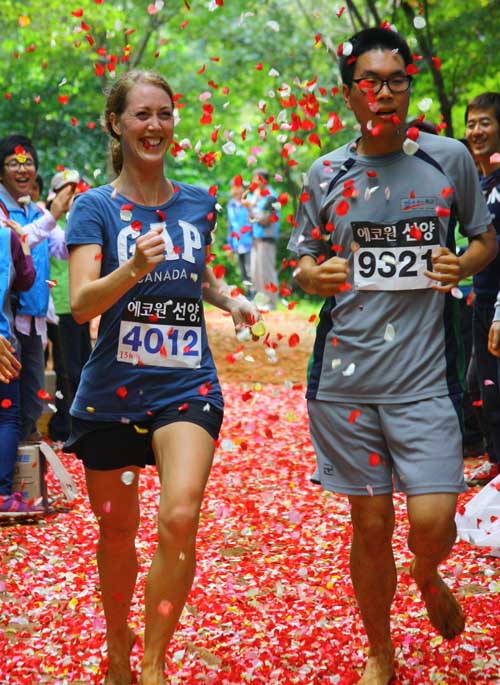 마사이마라톤대회에 참가한 한 외국 여성이 15km를 맨발로 달려 골인하고 있다.