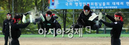 [포토]화끈한 격파 시범!