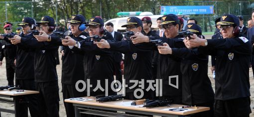 [포토]권총사격 체험하는 행안위 의원들!