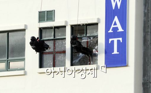 [포토]건물진압하는 경찰특공대