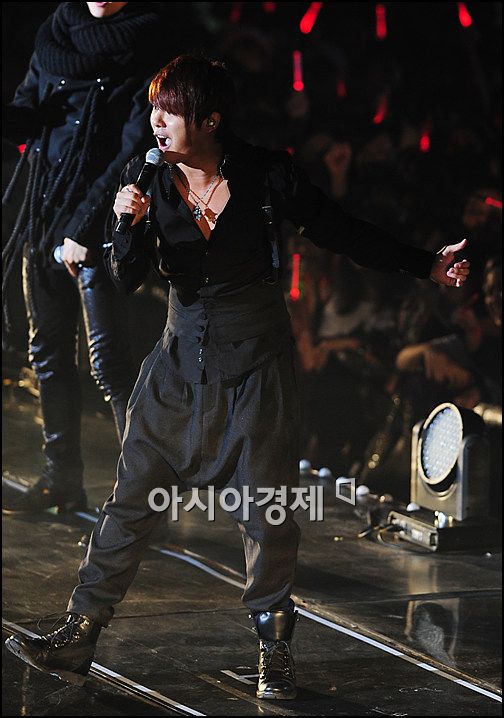 [포토]JYJ 시아준수, 팬들을 뒤로하고