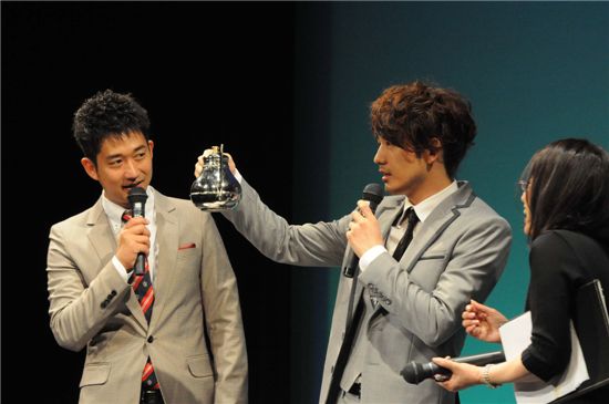 Korean actor Park Jae-jung shows off his coffee making skills at his fan meeting in Japan. [Eyagi Entertainment]