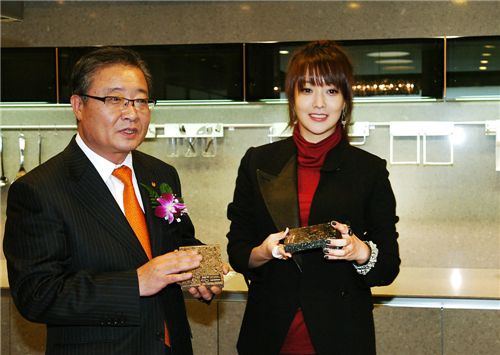 김창범 한화L&C 대표이사(왼쪽), 전속모델 배우 김희선