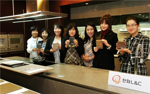 한화L&C ‘칸스톤 전시장’ 오픈 행사에서 전속모델 김희선과 소비자패널들이 칸스톤 제품을 선보이고 있다. 