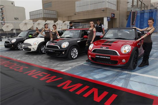 [포토]베일 벗은 '뉴 MINI 패밀리'