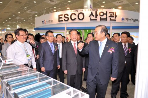 박영준 지식경제부 제2차관(앞쪽 오른쪽)과 이태용 에너지관리공단 이사장(가운데)이 2010에너지대전을 관람하고 있다.