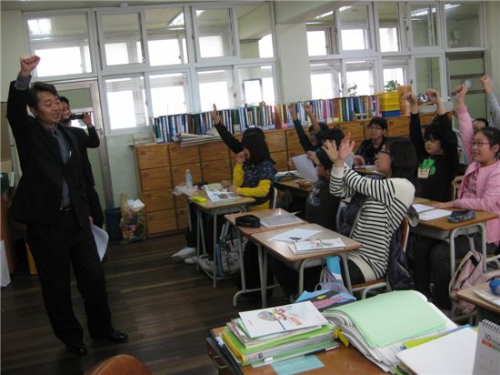 서초구청 김종철 팀장이 서이초등 6학년 1반에서 세금 수업을 하고 있다.