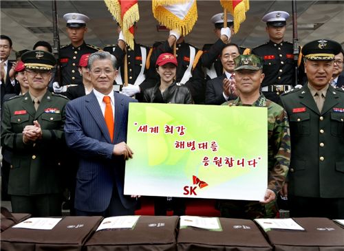 최신원 SKC 회장(왼쪽 두번째), 유낙준 해병대 사령관(오른쪽 두번째)
