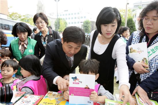 성북구 알뜰 도서교환시장 '성황'