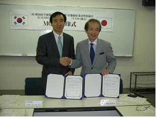 김광선 한국산학연협회장(왼쪽)과 후루가와 유지 TAMA산업활성화협회장이 양해각서를 주고받은 뒤 악수하고 있다.