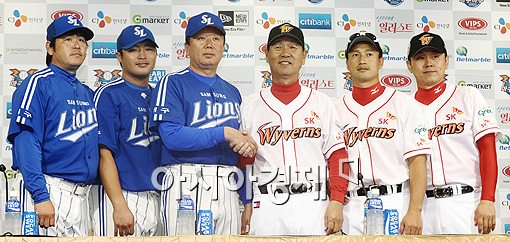 [포토]포즈 취하는 삼성-SK