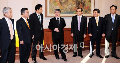 [포토] 시중은행장 만나는 김중수 총재