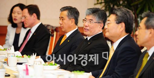 [포토] '겉으로는 웃고 있지만..'