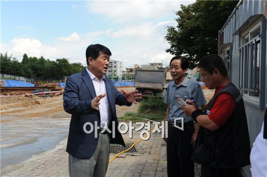 박형우 인천계양구청장(사진 왼쪽)이 공사 현장을 방문해 민원을 청취하고 있다. 