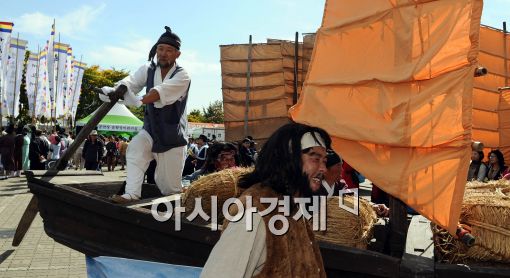 [포토]재현되는 새우젓 배의 입항!