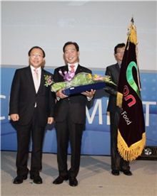 (가운데) 김철호 본아이에프 대표