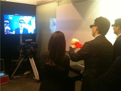 ▲ 15일 서울 한남동 제일기획에서 열린 '2010 디지털 리더스 포럼 & 아이디어 통섭전'3D 촬영장비를 이용해 소비자들이 직접 체험하고 제품을 구입할 수 있는 마케팅 도구가 전시됐다.