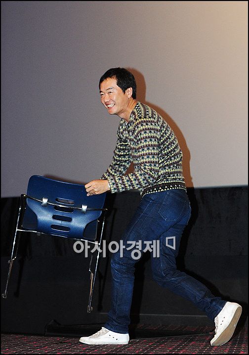 [포토]장진 감독 '의자 가지고 전 빠질께요'