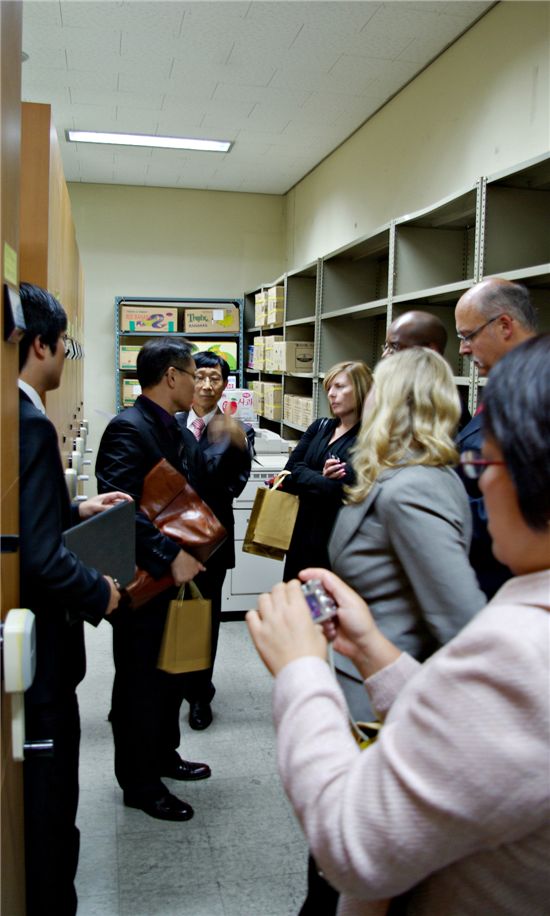 미국 독일 프랑스 홍콩에서 온 기록물관계자들이 동대문구 기록관을 둘러보고 있다.
